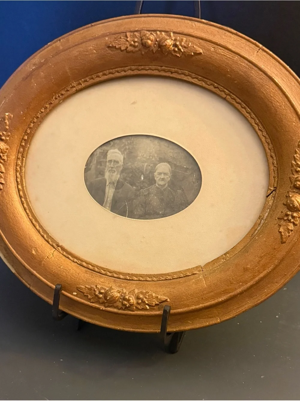 Ornate Gold Round Picture Frame with Oval Opening